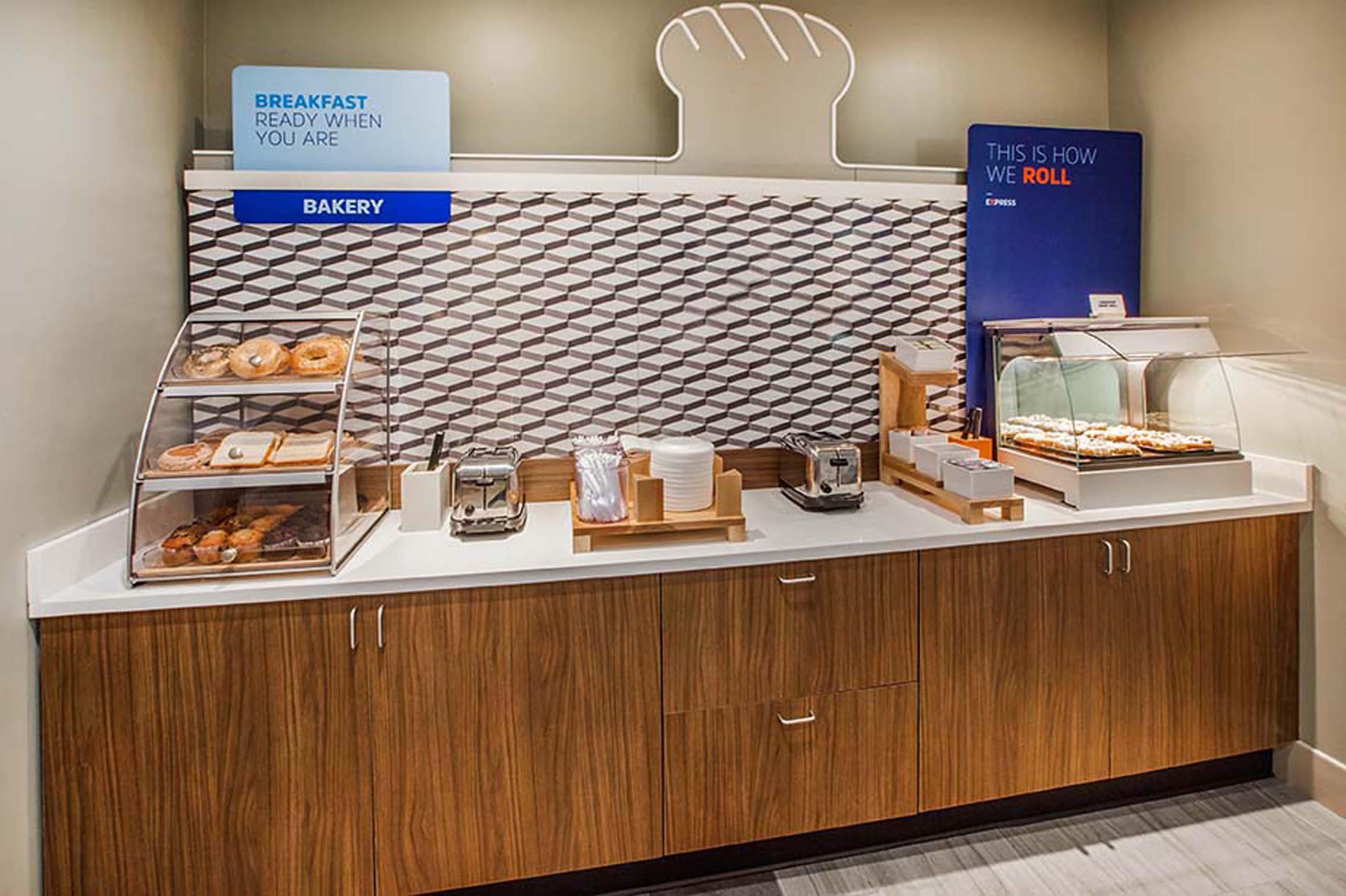 Holiday Inn Express Hotel & Suites Dublin By Ihg Bagian luar foto