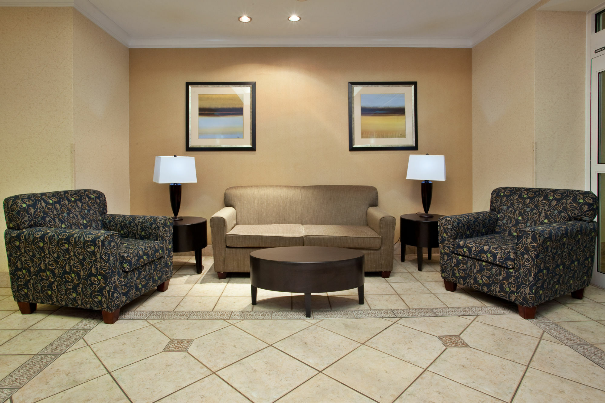 Holiday Inn Express Hotel & Suites Dublin By Ihg Bagian luar foto