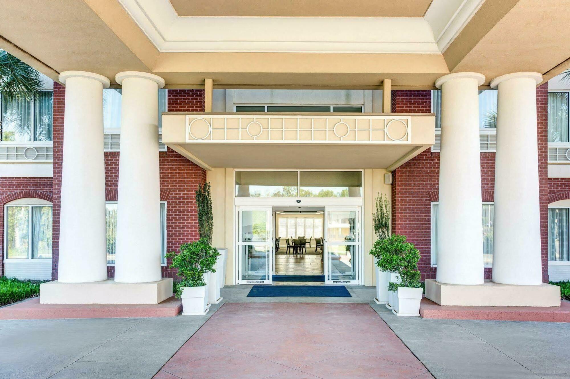 Holiday Inn Express Hotel & Suites Dublin By Ihg Bagian luar foto